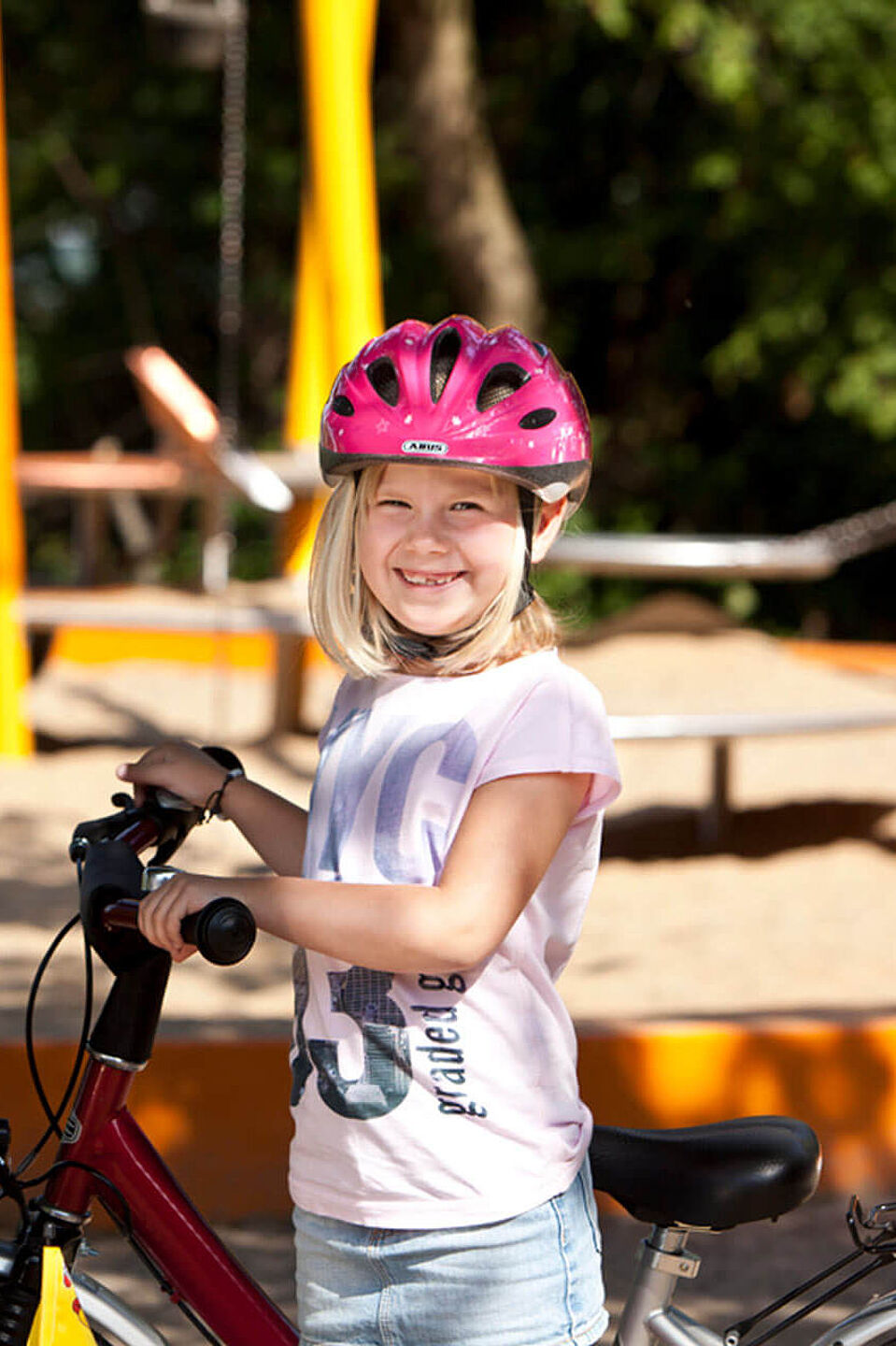 Wenn Kinder auf dem Spielplatz spielen, sollten sie den Helm abnehmen. Wenn Kinder auf dem Spielplatz spielen, sollten sie den Helm abnehmen.